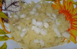 Отварить картофель, свеклу, яйца и морковь. На дно миски натираем на терке картофель. Сверху выкладываем лук. перемазать майонезом
