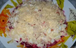Готово! Яйцо и морковь нарезать кубиками, смешать с майонезом. Выложить следующим слоем. Сверху посыпаем тертым сыром. Приятного аппетита!