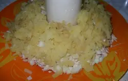 Следующий слой картофель натертый на терке, опять смазываем майонезом.