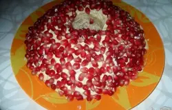Готово! И в конце посыпаем салат зернами граната. Вынимаем бутылку. Приятного аппетита!