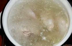Сварить из курочки бульон (можно взять любые части курочки в принципе)