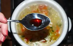В бульон выложить тушеные овощи и овощи-пюре, куриное мясо. Добавить соль, зелень и соевый соус.