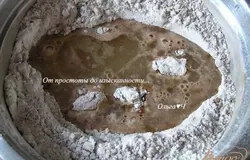 Сделать углубление, влить воду и масло,