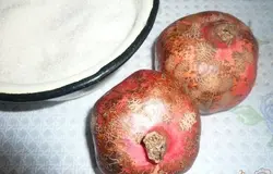 Если вдруг вам попались не очень вкусные, кислые гранаты, то из них можно приготовить замечательную настойку (впрочем, она действительно очень даже вкусная получается, и специально купить гранаты стоит). Итак, для приготовления настойки нам потребуется: два граната среднего размера, сахар и водка. Если желаете настойку послабее, то можно добавить воды (я делала без неё).