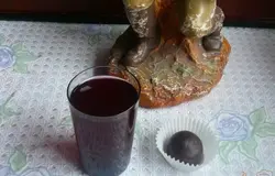 Готово! После этого заливаем гранатовый «сироп» водкой. Спирт, разбавленный водой в соотношении 4:6 тоже вполне подойдет. Оставляем настаиваться при комнатной температуре на месяц ,ну хотя бы на три недели, не меньше. После этого настойку процеживаем через сито + марлю в два слоя и разливаем по посуде, удобной для хранения (стеклянным бутылкам). Попробуйте, настоечка стоящая.