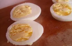 Разрезаем яйца пополам