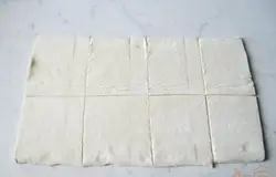 А затем каждую половину на 4 части. Размер одной стороны слойки должен быть приблизительно 6-8 см.
