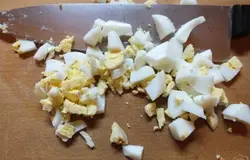 Яйцо варим вкрутую и нарезаем кубиками.