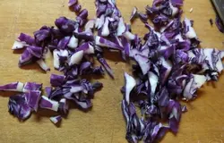 Капусту тоже нарезаем кубиками.