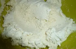 Манную крупу смешиваю со сметаной и оставляю на один час.