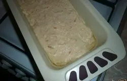 Форму смазываю маслом, выкладываю в неё тесто. Ставлю в хорошо разогретую духовку.