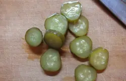 Огурцы нарезаем не тонкими кружочками.