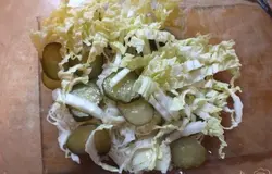 Добавляем капусту пекинскую в салат.