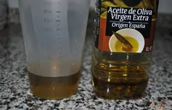 Отмерить нужное количество масла