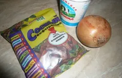 Готовить свой ненастоящий бефстроганов буду из соевого "мяса", кроме него беру большую луковицу или пару средних, сметану, растительное масло, соль, специи по вкусу.