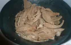 Мясо отвариваю в воде и откидываю на дуршлаг (это первый шаг приготовления в соответствии с информацией на упаковке).