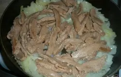 Когда лук обжарится, выкладываю к нему подготовленное соевое мясо.