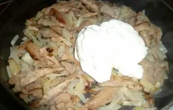 Продолжаю обжаривать, желательно чтобы уже лук и мясо немного подрумянились. Затем добавляю сметану.