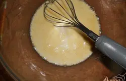 Добавить масло подсолнечное, соль и молоко, перемешать.