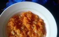 Морковь и лук чистим. Лук режим мелко, морковь натираем на мелкой терки. Немного обжарим лук и морковку на растительном масле. Солим, перчим, добавляем укроп.