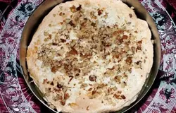 Затем выкладываем безе и измельченные орехи