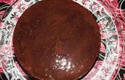 Закрываем вторым коржом и сверху поливаем глазурью. Можете сделать свою любимую глазурь. Я делала быструю глазурь - 50 гр сахарной пудры смешала с 2 ст. л. молока, 1 ст. л. растопленного сливочного масла, 1,5 ст. л. какао.
