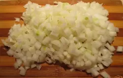 Нарезаем кубиками лук.