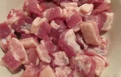 Мясо (в моем случае это подчеревок с большим количеством мяса) режем на кусочки 1,5 на 2 см.