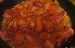 Когда лук поджарится, добавляем мясо, посыпаем паприкой, перемешиваем и обжариваем на медленном огне.