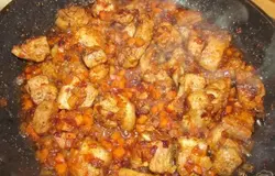 Морковь нарезаем кубиками и выкладываем к мясу, жарим 7-8 минут.