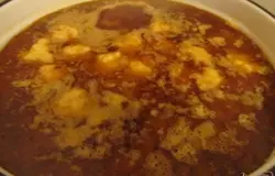 Картофель чистим и нарезаем небольшими кусочками. В кастрюлю добавляем еще воды, высыпаем картофель и кладем клецки. Клецки будут вариться минут 30-40, в зависимости от этого кладем раньше или позже картофель.