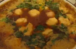 Когда клецки и картофель готовы, добавляем нарезанную зелень, лавровый лист, выдавливаем через пресс чеснок, досаливаем при необходимости и варим еще 2 минуты.