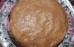 14. Накрываем вторым коржом и промазываем остывшим заварным кремом. Также промазываем бока торта.