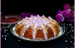 17. Осталось только украсить торт. Для этого нужно вбить яичные белки 2 шт с 120 гр сахаром до крепких пиков (я это делаю на паровой бане). Белковым кремом рисуем узоры на торте. Присыпает белым шоколадом. В принципе украсить торт можно так, как подскажет ваша фантазия. Приятного чаепития!