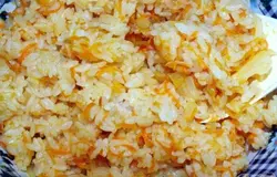 По готовности смешаем рис и обжаренные овощи.