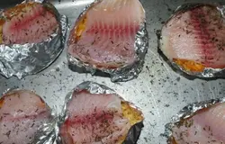 В них выложить подушку из риса. На рис кусочки рыбы. Затем кусочки груши. Сверху смазываем сметаной.