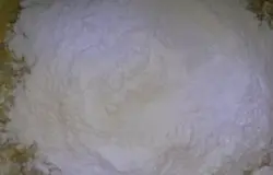 Всё тщательно растереть, добавить муку с разрыхлителем. Количество муки зависит от густоты овсяной каши (в густую кашу меньше муки).