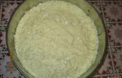 Форму для запекания смазать сливочным маслом и можно присыпать немножко манкой, выложить в нее нашу массу. Выпекать в разогретой духовке минут 30-40 при температуре 180 градусов.