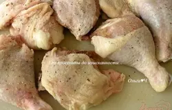 Окорочка разрезать на 2 части, посолить, поперчить.