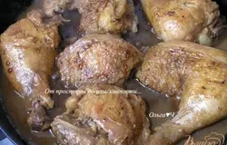 Перевернуть куски курицы кожей вверх, тушить еще 15 минут.