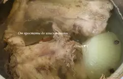Куски курицы залить 1,5 л холодной воды, довести до кипения, добавить лук с воткнутыми в него соцветиями гвоздики и лавровый лист. Варить на медленном огне, снимая пенку. Через час добавить соль.