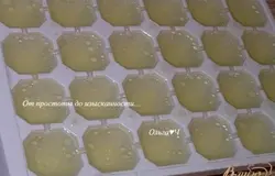 Еще через час снять бульон с огня, процедить и разлить по формочкам для льда.