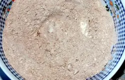 5. В отдельной миске смешиваем муку, какао, разрыхлитель и крахмал