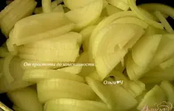 Лук нарезать полукольцами,