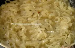 Влить 2 ст.л. воды, тушить до карамельного цвета.