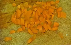 Морковь очистить, помыть и нарезать кубиками.