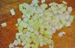 Кольраби очистить и нарезать мелкими кубиками.