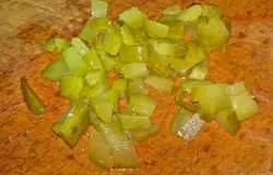 Соленый огурец нарезать кубиками.