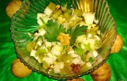 Готово! Смешать кольраби с соленым огурцом, орехами и зеленью. Заправить оливковым маслом.