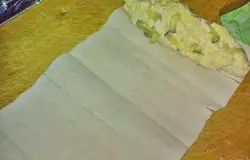 Крабовые палочки аккуратно раскрутите. Выложите начинку и сверните рулетиками.